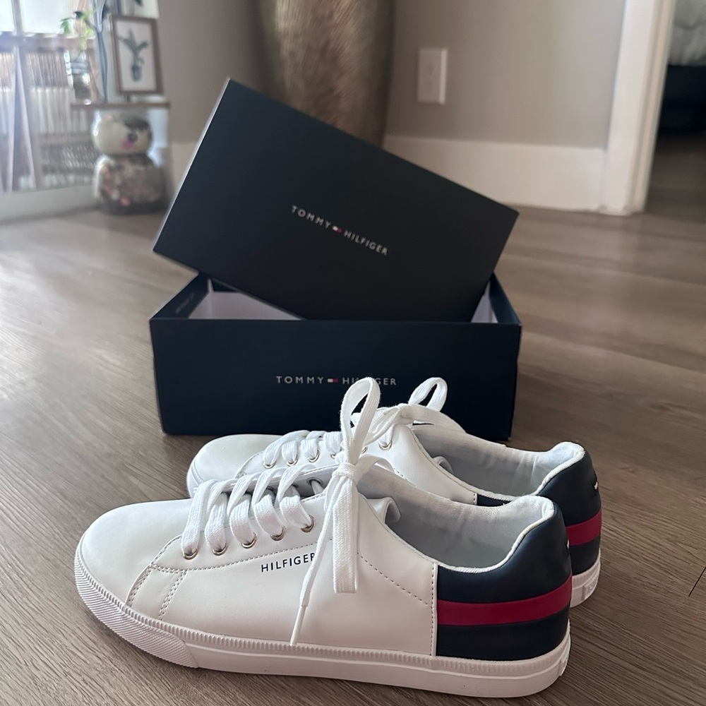 Tommy Hilfiger Laddin Lace Up Sneakers - Picture 2 of 8